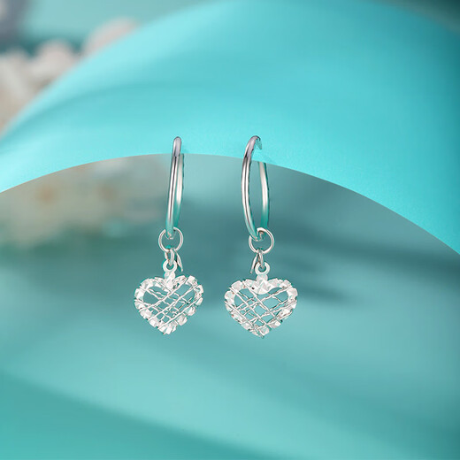 Yuan Shengfu's new boutique PT950 heart-shaped hollow platinum earrings, genuine simple and versatile platinum earrings, 2.21 grams