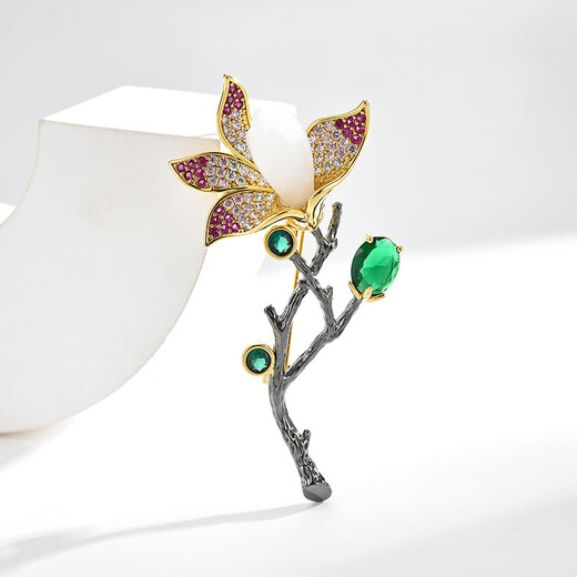 Ancient Hetian jade magnolia brooch, high-end ladies corsage design, niche brand luxury suit pins and accessories, hotan jade magnolia brooch