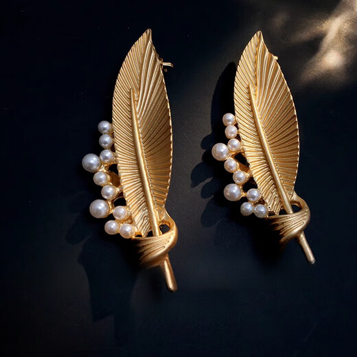 Caizhi feather brooch for women retro all-match corsage pin suit accessories matte gold 1 piece