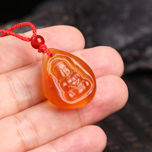 Natural amber beeswax chicken fat red gold amber raw stone single seed baby Buddha boy Buddha prince Buddha protection and safety pendant pendant same style shipped randomly