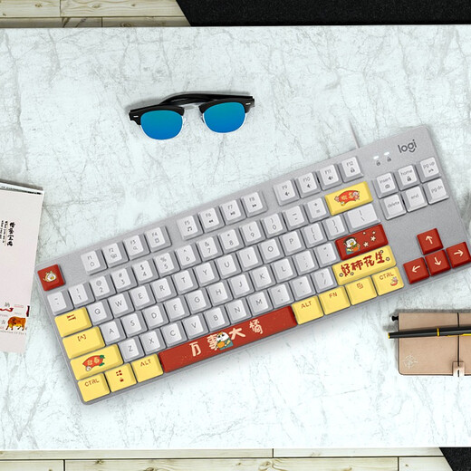 Logitech K845 Wired Gaming Keyboard Mechanical Office Tastatur 104-Key DIY Keycap E-Sporttastatur Hühneressen-Ess-Tastatur Xiao Liu Ya Joint Holiday Geschenk [K835 Xiao Liu Ya-Serie] Weiße TTC Blue Achse