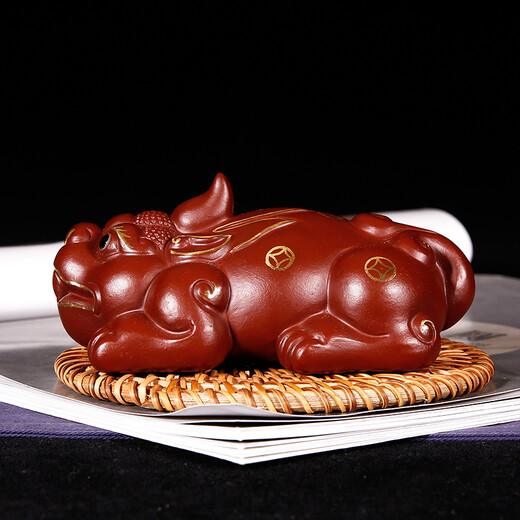 Yuyi Pavilion is a great gift. Yixing purple sand tea pet ornaments can be used to raise handmade tea and play with to attract wealth. The little brave is powerful in all directions. The gold-painted Dahongpao