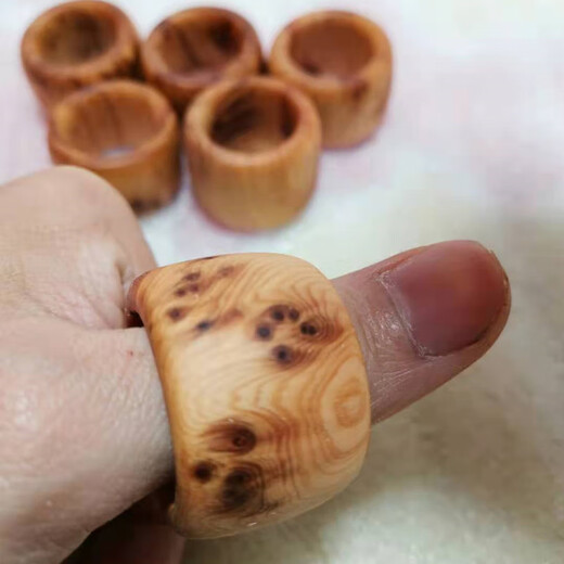 Jiang Jinyue Ring Cliff Cypress Ring Nine Dragones tocando Pearl Indonesian Men's Large Ring Palace Retro Wood Wood Grabado SN6626 Hui'an Agarwood Nine Dragones tocando el anillo de perlas (venta caliente)