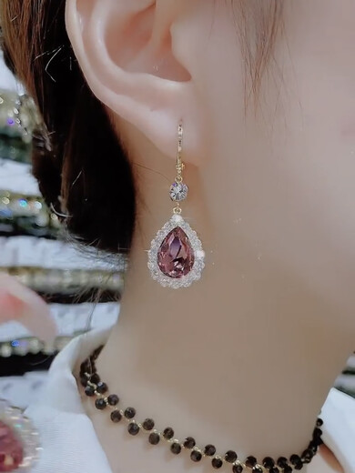 Xiandie Super Flash Purple Crystal Water Drop Boucles pour les femmes 2024 Nouvelles et haut de gamme de papillons d'oreille et de boucles d'oreilles de luxe