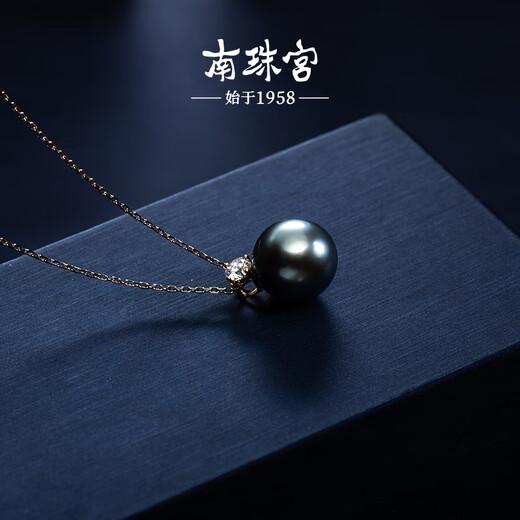 Nanzhu Palace 18K gold inlaid Tahitian black pearl pendant, nearly round, strong light, female model, princess style, 18K gold base, 11.0-12.0mm