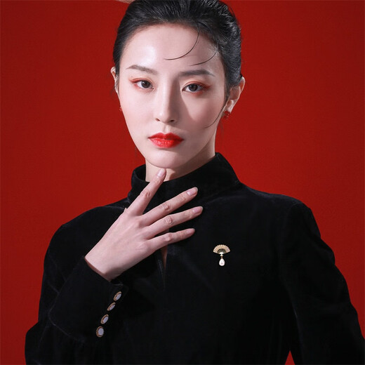 Qlady新中式扇子胸针高档女2024年新款胸花轻奢防走光领针丝巾扣配饰