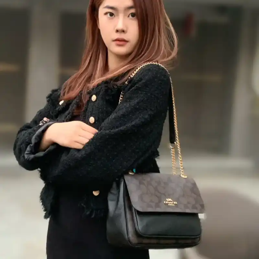 Entrenador Klare 25 Buckle Slap Apertura y cierre de cuero artificial La bolsa de cuerpo cruzado de hombro oscuro de cuero oscuro CC878-IMAA8 Dark Brown