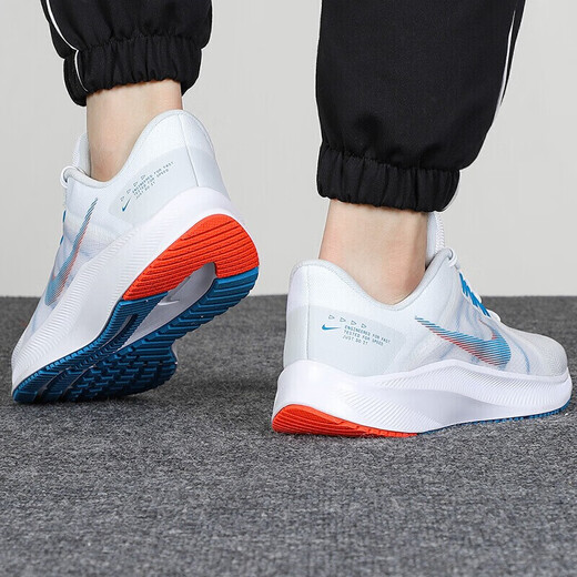 Nike (Nike) Laufschuhe 2025 Sommerquest 4 Mesh atmungsaktiven leichten, schockabsorbierenden Kleidung-resistenten bequemen Outdoor-Sportschuhen DA1105-101/Weiß, Blau und Rot/hauptsächlich empfohlenes Modell 44