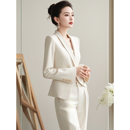 Autumn moonlight Yiren's autumn clothes are matched with a complete set of capable and elegant women's clothing with a small fragrant and goddess-like white suit suit. Off-white M