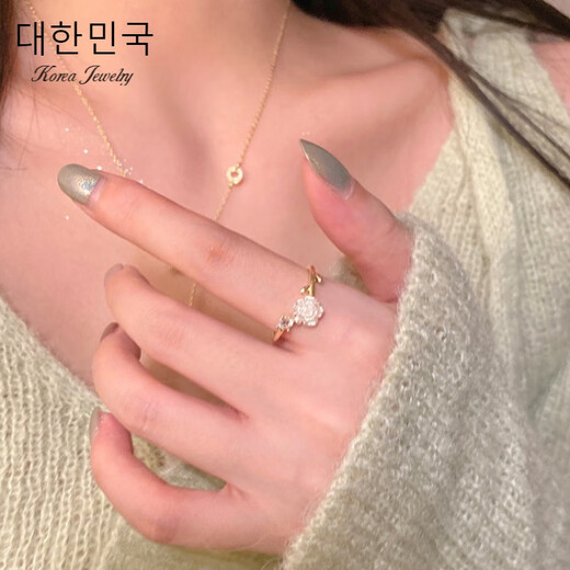 Der Camellia-Ring für Frauen kann eingestellt werden, das Nischendesign, modische und individuelle leichte Luxus-Zirkon-Zirkon-Fingerring A826-1 Camellia Ring Gold B01-304 kann eingestellt werden