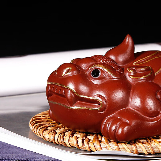 Yuyi Pavilion is a great gift. Yixing purple sand tea pet ornaments can be used to raise handmade tea and play with to attract wealth. The little brave is powerful in all directions. The gold-painted Dahongpao