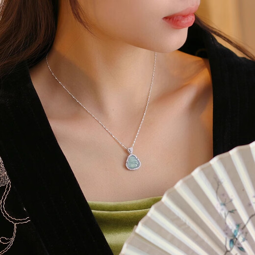 
BJYL Smiling Buddha Necklace for Girls Style Light Luxury Niche Collarbone Chain Native Year Buddha Pendant Cladder Chain for Girlfriend Gift Smiling Buddha Pendant