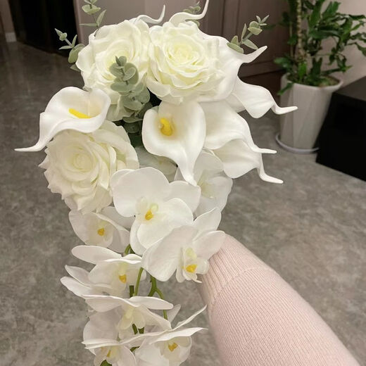 
Kunlinyi fake flower bride holding flowers in hand wedding wedding water drop shape simulated flower calla lily French bouquet photo props Bride holding flowers water drop shape