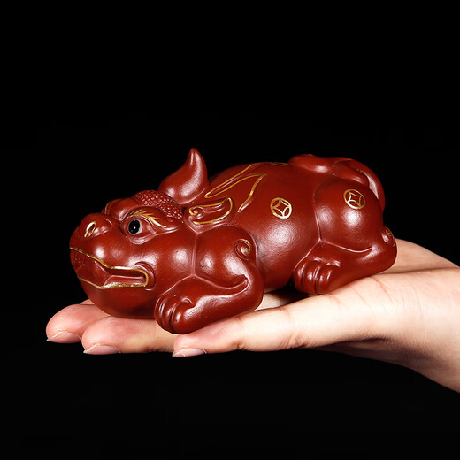 Yuyi Pavilion is a great gift. Yixing purple sand tea pet ornaments can be used to raise handmade tea and play with to attract wealth. The little brave is powerful in all directions. The gold-painted Dahongpao