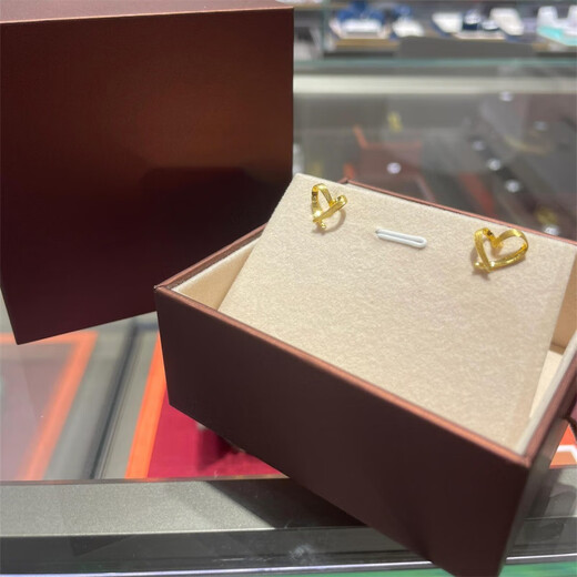 Vatican-made old Phoenix gold shop style brushed craft 18k gold love earrings heart-shaped yellow I gold earrings and earrings for girls hypoallergenic brushed love earrings a pair