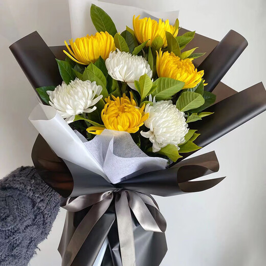 Huayiwan Tomb-Sweeping Festival chrysanthemum flowers are delivered in the same city and sacrificial bouquets are delivered to flower shops in the same city across the country. 7 yellow and white chrysanthemums are mixed and matched-recommended. Flowers are delivered to your door in the same city and the estimated delivery time is displayed. Just leave a message and receive the flowers.