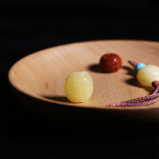 Xinyou natural raw ore Russian material beeswax rich armor world back cloud carving pendant accessories diy separated beads amber turtle back Russian material full honey chicken oil yellow width about 13mm