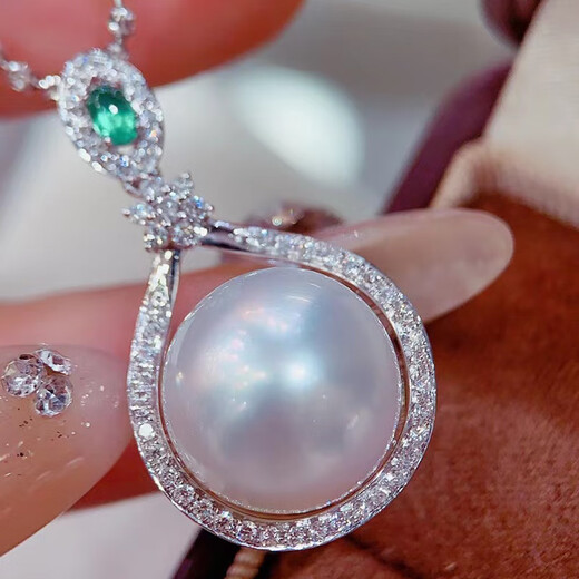 Tiansiao white pearl pendant necklace 18K gold diamond emerald fashionable temperament clavicle chain for birthday gift 13mm