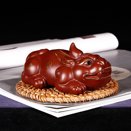 Yuyi Pavilion is a great gift. Yixing purple sand tea pet ornaments can be used to raise handmade tea and play with to attract wealth. The little brave is powerful in all directions. The gold-painted Dahongpao