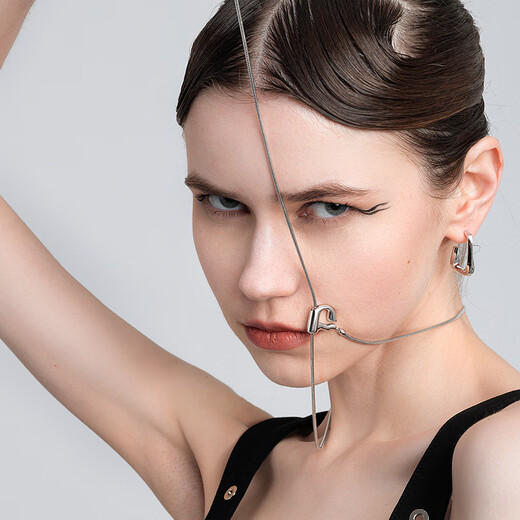 VIGG word necklace women's high-end design niche letters 2024 new light luxury high-end clavicle chain D word necklace