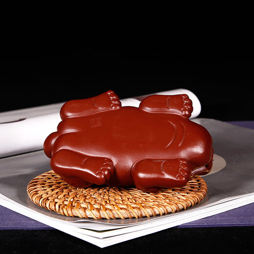 Yuyi Pavilion is a great gift. Yixing purple sand tea pet ornaments can be used to raise handmade tea and play with to attract wealth. The little brave is powerful in all directions. The gold-painted Dahongpao