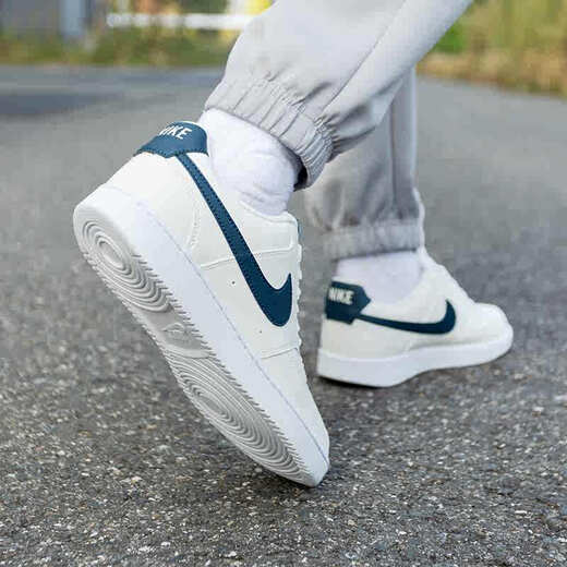 Nike (Nike) Chaussures décontractées Chaussures masculines 2025 Nouvelles chaussures de sport d'été Court bas haut de chaussures de planche de coussin légèrement respirante Men HQ4867-101 Sail White White Blue et blanc Navy 42 42