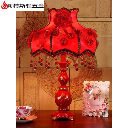 XMSJ Estilo europeo Descripción de bodas Lámpara de escritorio de novia Luces de boda Bedside Pares Rojo Carga de dormitorio romántico Rose Rose Downy Trompeta pequeña 9909 Interruptor de botones
