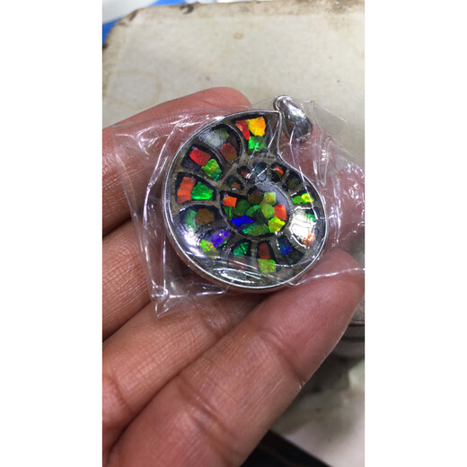 Bixiu Tang Canada Ammonite Conch Colored Stone Pendant, about 30 to 35 cm tall, with Ammonite Stone inlaid in the conch, red, orange