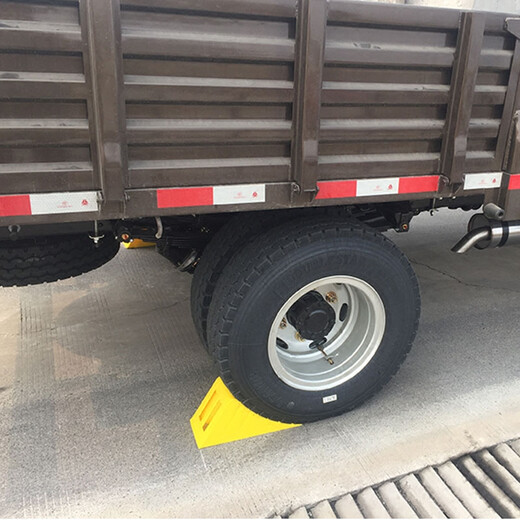 Aijibao portable car anti-slip triangle wood stopper truck rubber tire anti-slip plastic parking wedge block