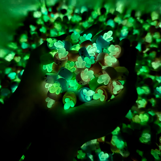 Ornements de cactus lumineux dans la décoration de console de centre de voiture