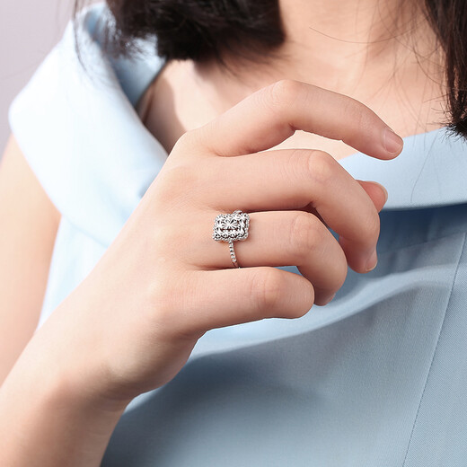Yuan Shengfu's new PT950 fashionable square imitation diamond platinum ring platinum women's shiny live ring 4.10g