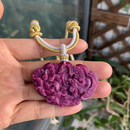 Peso bird and phoenix wearing peony 54 link natural carved Tanzania raw ore red and green treasure pendant, free certificate, free drop