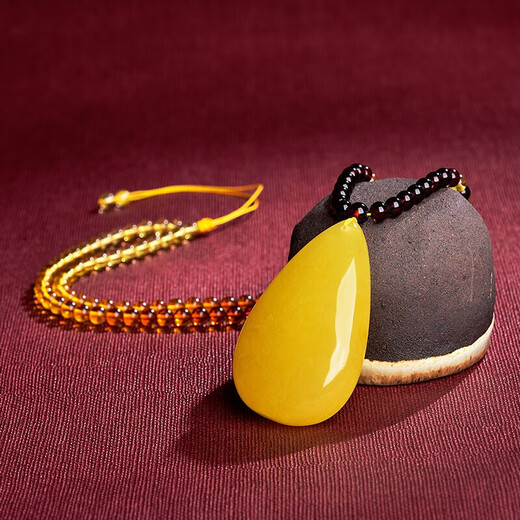 Ou Fanluo Beeswax Pendant Amber Chicken Fat Yellow Full Honey Water Drop Necklace Men's and Women's Necklaces The main stone weighs about 8-10g and comes with an identification certificate