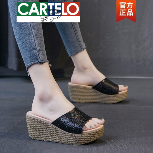 卡帝乐鳄鱼（CARTELO）高档凉拖女夏2025新款镂空坡跟一字拖真皮松糕底外穿厚底高跟拖鞋 A6210白色 40