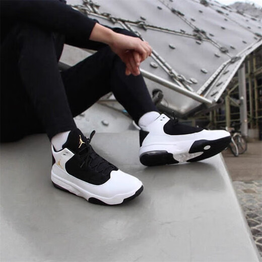 耐克（NIKE）Jordan Max Aura 2 黑白防滑耐磨缓震实战运动中帮复古篮球鞋 CK6636-107黑白 40 (250mm)