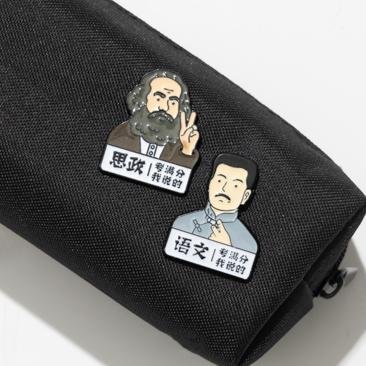 Oein subject full score must pass the brooch for students cute exam cheering metal badge school bag pencil case decorative pin Chinese + mathematics + English Lu Xun Gauss Byron