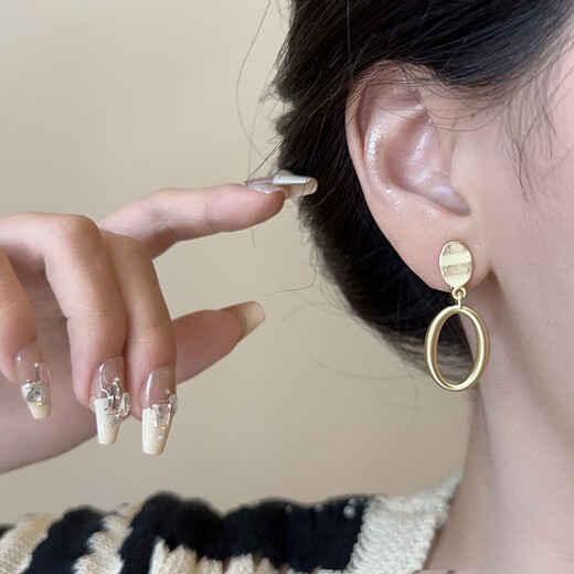 Sili's simple temperament, cold style, matte hollow oval earrings, fashionable daily commuter ear clips, no ear piercings for women [1392] Matte oval ear pin