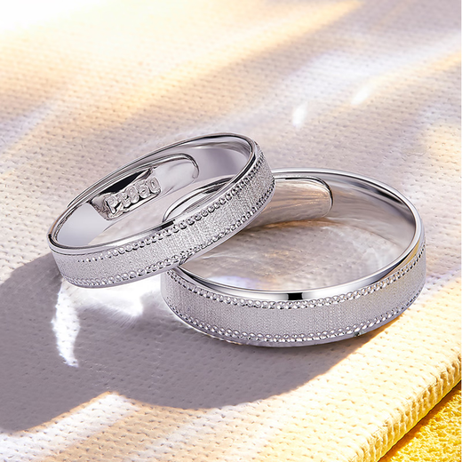 Pt.Charm's new product Pt950 platinum ring for a lifetime of love for couples. A pair of matte wedding rings for men and women. If the ring is not in stock, it can be customized. 3.5g is an example.