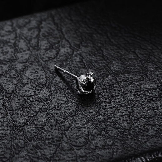 Love Under the Moon S925 silver men's earrings personalized four-leaf clover earrings men's niche simple high-end birthday gift for boyfriend 925 silver four-leaf clover earrings single