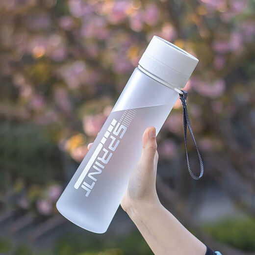 Casino Copa de agua de gran capacidad para hombres y mujeres de verano Estudiantes Portas deportivas portátiles para copa de plástico a prueba de otoño y alta temperatura de alta temperatura 695 ml de blanco mate