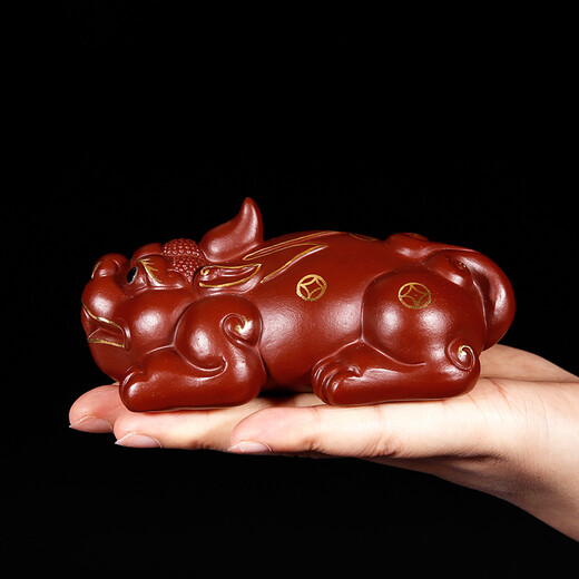 Yuyi Pavilion is a great gift. Yixing purple sand tea pet ornaments can be used to raise handmade tea and play with to attract wealth. The little brave is powerful in all directions. The gold-painted Dahongpao