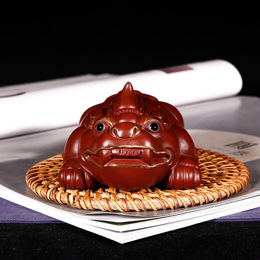 Yuyi Pavilion is a great gift. Yixing purple sand tea pet ornaments can be used to raise handmade tea and play with to attract wealth. The little brave is powerful in all directions. The gold-painted Dahongpao