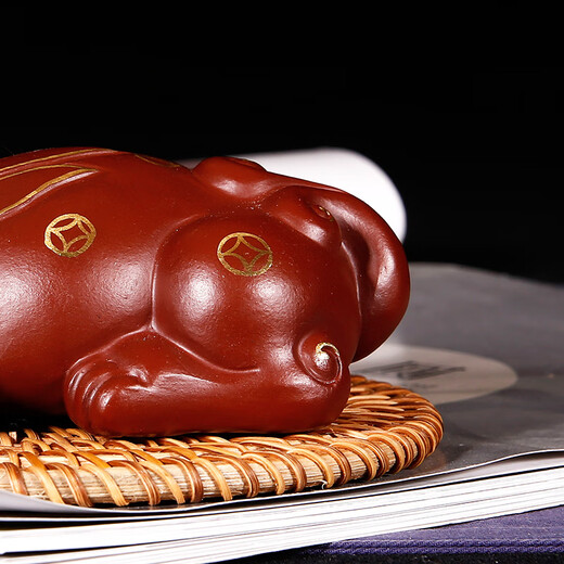 Yuyi Pavilion is a great gift. Yixing purple sand tea pet ornaments can be used to raise handmade tea and play with to attract wealth. The little brave is powerful in all directions. The gold-painted Dahongpao