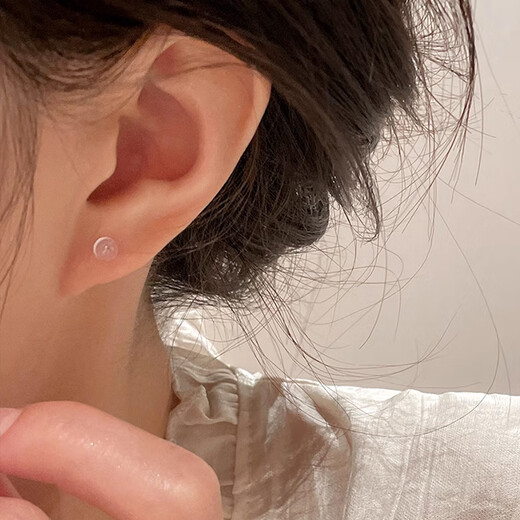 Su Shiliu resin ear studs for ear piercing, ear sticks, ear sticks for students, transparent, invisible, simple, compact, anti-blocking ear needles, girls' ear jewelry, 5 pairs of invisible models, 6-compartment storage box