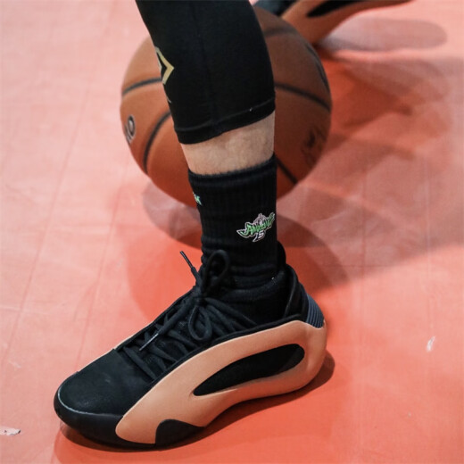阿迪达斯 （adidas）Harden Vol. 8 哈登8 黑白红橙透气低帮耐磨防滑运动男子篮球鞋 IE2694黑橙 42.5 (265mm)