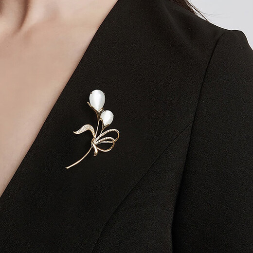 Xiaose Tulip Brooch haut de gamme Boss de luxe pour femmes Anti-ea Stone 2025 Nouveaux combinaisons accessoires de la journée du professeur cadeau Tulip Imitation Cat Eye Stone Pin XZ0094