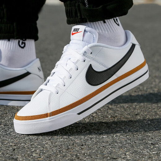 Nike (Nike) Chaussures masculines 2025 Nouvelles baskets de mode d'été Sports basses à l'usure Sports et chaussures décontractés Chaussures Skateboard Court hérité / marron blanc / demi-taille 43