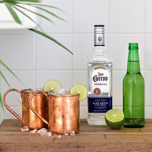 Heiße und gutaussehende heiße und glückliche Pidley Tequila Sonnenaufgang Cocktail Getränke Set Weinkombination Red Granatapfel Sirup Coinde Tequila Sonnenaufgang Kombination