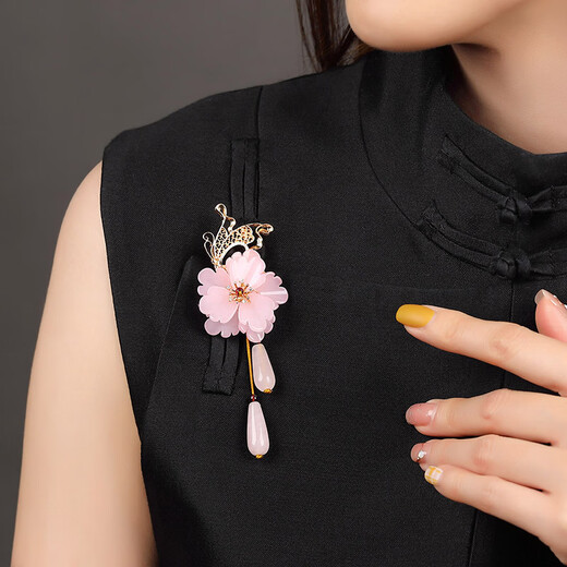 Ancient sayings, modern style brooch, pink corsage, Chinese style cheongsam pendant pin, women's sweater accessories, flowers, high-end luxury retro temperament