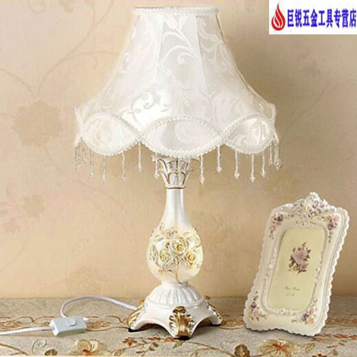 XMSJ Schlafzimmer Schreibtisch Lampe Nacht Lampe Europäischer Stil Pastoral Retro Klassische amerikanische Weiße Wohnzimmerstudie Bester Hochzeitsfeier 9928a Clivia Golden Lampenschild Schalter